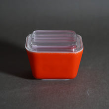 画像をギャラリービューアに読み込む, 【OLD PYREX】レフリジレーター 蓋付き(オレンジレッド)