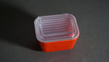 画像をギャラリービューアに読み込む, 【OLD PYREX】レフリジレーター 蓋付き(オレンジレッド)